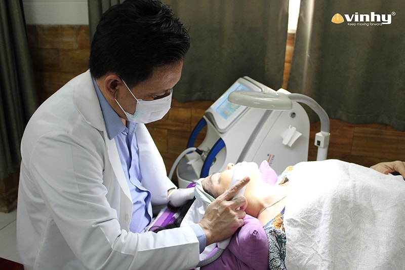 Dr. Vin Trần đang điều trị cho khách hàng