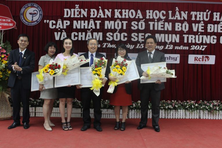 vinhy-vinh-du-nhan-bang-khen-ve-su-dong-gop-trong-linh-vuc-tham-my-2-min-1