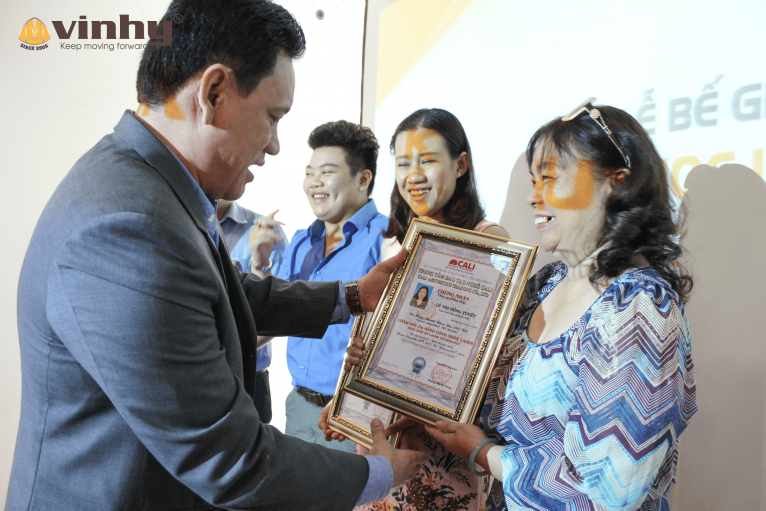 dr-vin-tran-vinh-du-trao-bang-cho-hoc-vien-22-min-1