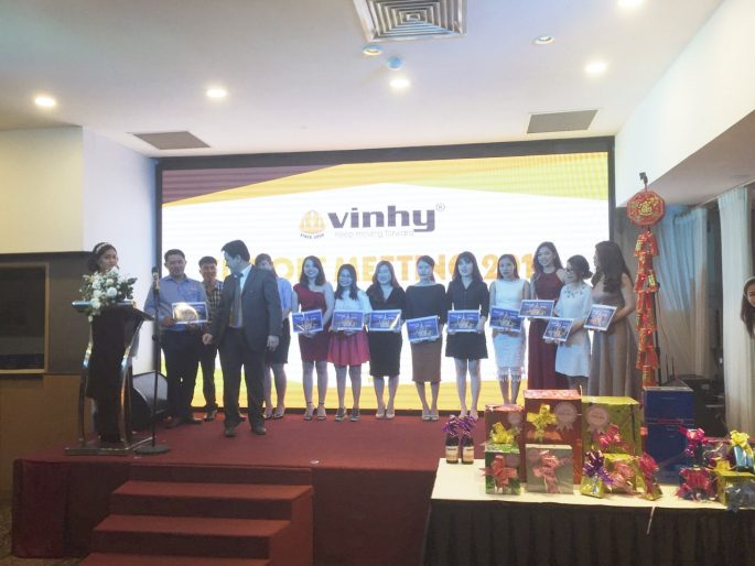 vinh-danh-khen-thuong-ca-nhan-va-tap-the-xuat-sac-tai-vinhy-min-1