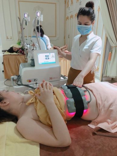 hinh-anh-khach-hang-su-dung-thiet-bi-tham-my-xero-lipo-1