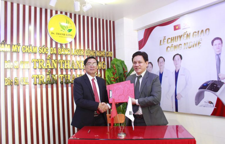chuyen-giao-sieu-cong-nghe-laser-fractional-co2-den-thanh-long-dermatology-clinic-5