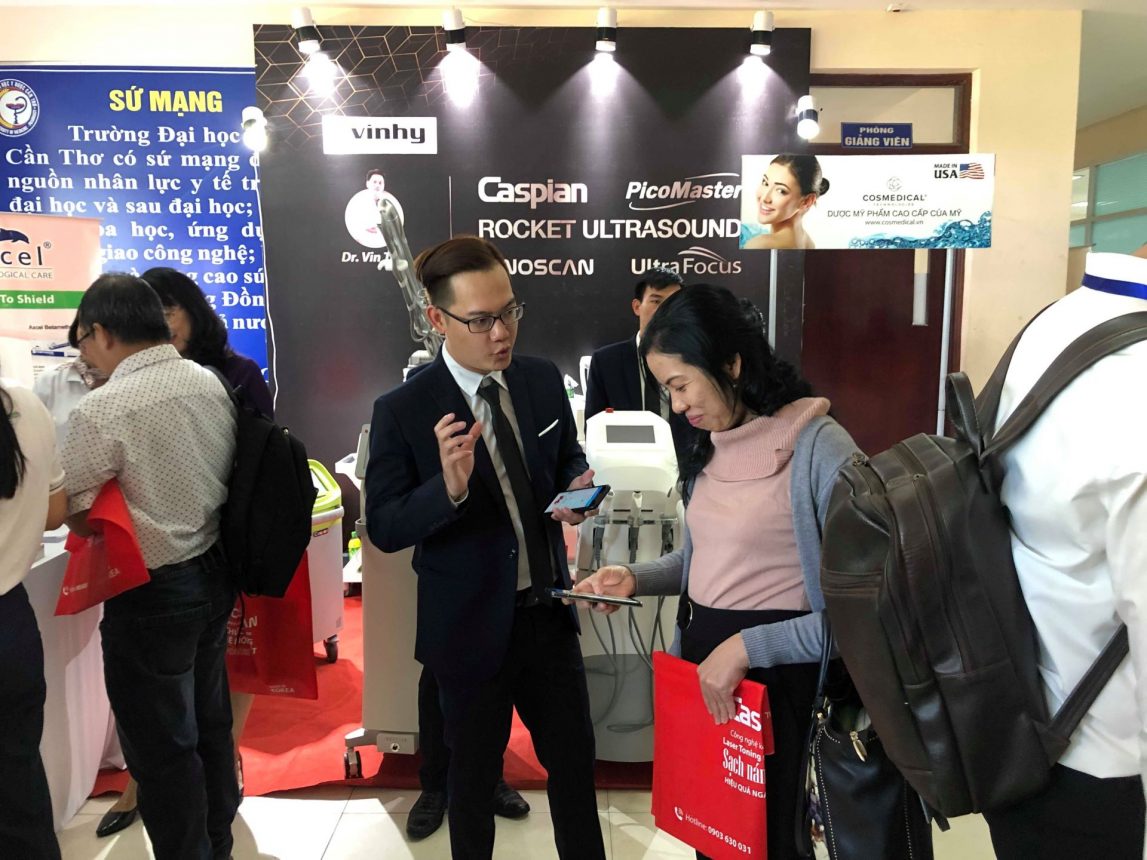 nhân viên đang tư vấn khách hàng tại Hội nghị nhân viên đang tư vấn khách hàng tại Hội nghị